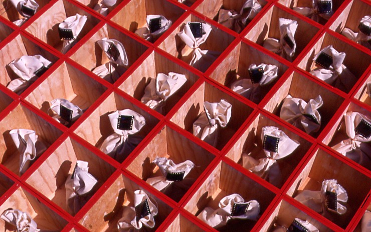 Photo de l'ensemble des cubes rouges ouverts, contenant les sacs de cendres.