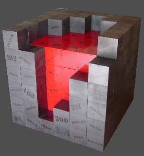 Photo de l'installation avec les cubes rouges visibles au coeur des cubes gris.